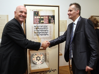 Zsidó kéziratok és szertartási tárgyak a jeruzsálemi Izrael Múzeum anyagából - fotó: Sándor Judit