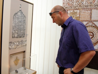 Zsidó kéziratok és szertartási tárgyak a jeruzsálemi Izrael Múzeum anyagából - fotó: Sándor Judit