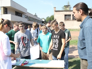 Gólyaavató a Dunaferr iskolában - fotó: Sándor Judit