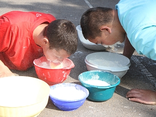 Gólyaavató a Dunaferr iskolában - fotó: Sándor Judit