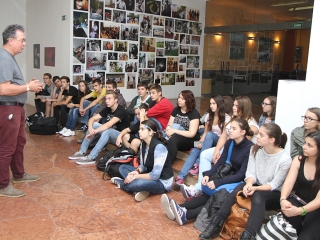 Tárlatvezetés a KMI-ben - fotó: Sándor Judit