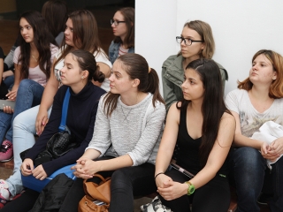 Tárlatvezetés a KMI-ben - fotó: Sándor Judit