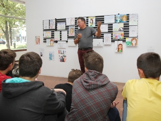 Tárlatvezetés a KMI-ben - fotó: Sándor Judit