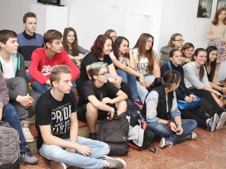 Tárlatvezetés a KMI-ben - fotó: Sándor Judit