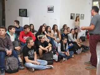 Tárlatvezetés a KMI-ben - fotó: Sándor Judit