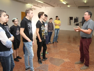 Tárlatvezetés a KMI-ben - fotó: Sándor Judit