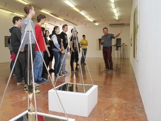 Tárlatvezetés a KMI-ben - fotó: Sándor Judit