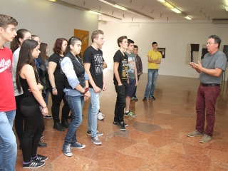 Tárlatvezetés a KMI-ben - fotó: Sándor Judit