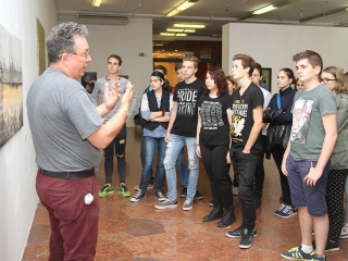 Tárlatvezetés a KMI-ben - fotó: Sándor Judit