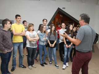 Tárlatvezetés a KMI-ben - fotó: Sándor Judit