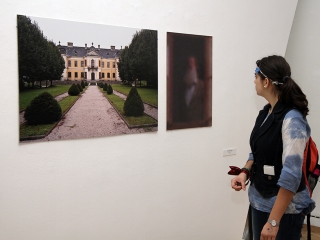 Tárlatvezetés a KMI-ben - fotó: Sándor Judit