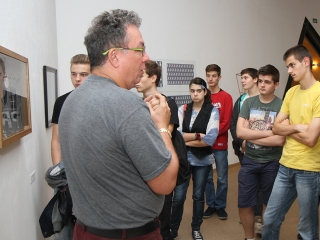 Tárlatvezetés a KMI-ben - fotó: Sándor Judit