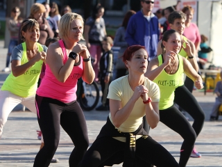 Élet-Stílus - egy nap a sportról és egészségről a Városháza téren - fotó: Sándor Judit