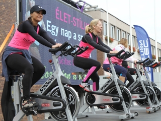 Élet-Stílus - egy nap a sportról és egészségről a Városháza téren - fotó: Sándor Judit