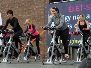 Élet-Stílus - egy nap a sportról és egészségről a Városháza téren - fotó: Sándor Judit