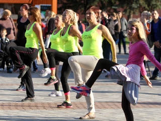 Élet-Stílus - egy nap a sportról és egészségről a Városháza téren - fotó: Sándor Judit