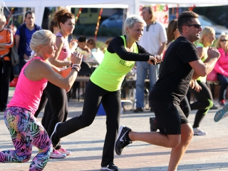 Élet-Stílus - egy nap a sportról és egészségről a Városháza téren - fotó: Sándor Judit