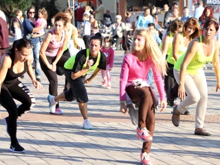 Élet-Stílus - egy nap a sportról és egészségről a Városháza téren - fotó: Sándor Judit