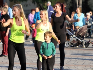 Élet-Stílus - egy nap a sportról és egészségről a Városháza téren - fotó: Sándor Judit