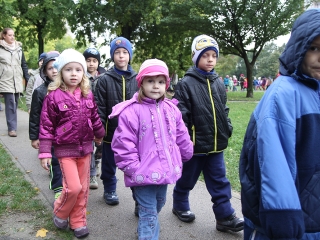 A Napsugár ovisok szüreti felvonulása - fotó: Sándor Judit