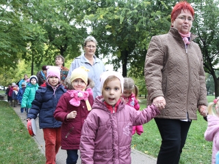 A Napsugár ovisok szüreti felvonulása - fotó: Sándor Judit