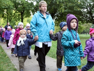 A Napsugár ovisok szüreti felvonulása - fotó: Sándor Judit