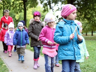 A Napsugár ovisok szüreti felvonulása - fotó: Sándor Judit