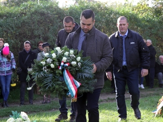 Az 1956-os forradalom hőseire emlékezve - fotó: Sándor Judit
