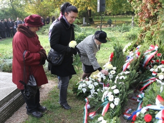 Az 1956-os forradalom hőseire emlékezve - fotó: Sándor Judit
