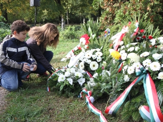 Az 1956-os forradalom hőseire emlékezve - fotó: Sándor Judit