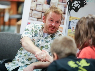 Adamik Zsolt- találkozó a gyerekkönyvtárban - fotó: Ónodi Zoltán