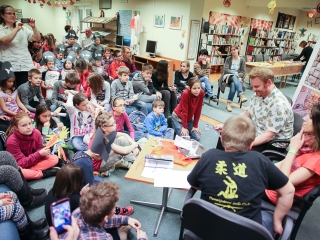 Adamik Zsolt- találkozó a gyerekkönyvtárban - fotó: Ónodi Zoltán