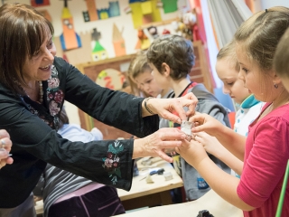 Kézműves foglalkozás a könyvtárban - fotó: Ónodi Zoltán