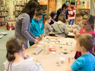 Kézműves foglalkozás a könyvtárban - fotó: Ónodi Zoltán