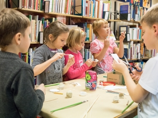 Kézműves foglalkozás a könyvtárban - fotó: Ónodi Zoltán