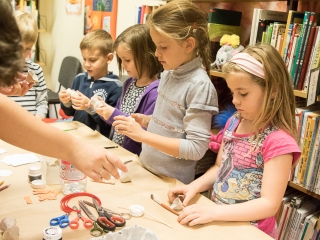 Kézműves foglalkozás a könyvtárban - fotó: Ónodi Zoltán
