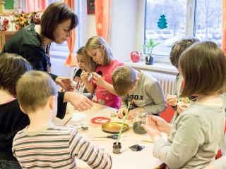 Kézműves foglalkozás a könyvtárban - fotó: Ónodi Zoltán