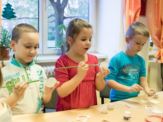 Kézműves foglalkozás a könyvtárban - fotó: Ónodi Zoltán