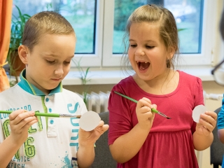 Kézműves foglalkozás a könyvtárban - fotó: Ónodi Zoltán