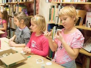 Kézműves foglalkozás a könyvtárban - fotó: Ónodi Zoltán