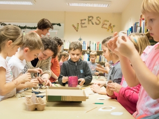 Kézműves foglalkozás a könyvtárban - fotó: Ónodi Zoltán