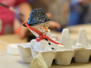 Kézműves foglalkozás a könyvtárban - fotó: Ónodi Zoltán