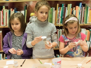 Kézműves foglalkozás a könyvtárban - fotó: Ónodi Zoltán