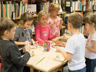 Kézműves foglalkozás a könyvtárban - fotó: Ónodi Zoltán