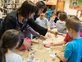 Kézműves foglalkozás a könyvtárban - fotó: Ónodi Zoltán