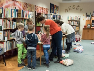 Kézműves foglalkozás a könyvtárban - fotó: Ónodi Zoltán