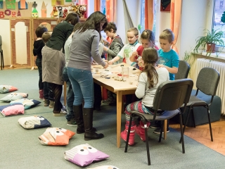 Kézműves foglalkozás a könyvtárban - fotó: Ónodi Zoltán