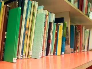 Kézműves foglalkozás a könyvtárban - fotó: Ónodi Zoltán