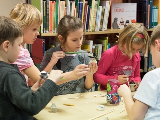 Kézműves foglalkozás a könyvtárban - fotó: Ónodi Zoltán