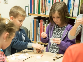 Kézműves foglalkozás a könyvtárban - fotó: Ónodi Zoltán